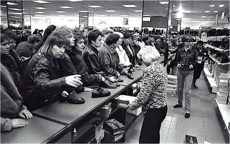 нищета и разруха в россии в 90-е. работать в 90 лет. работать в 90 лет. 90-е годы.